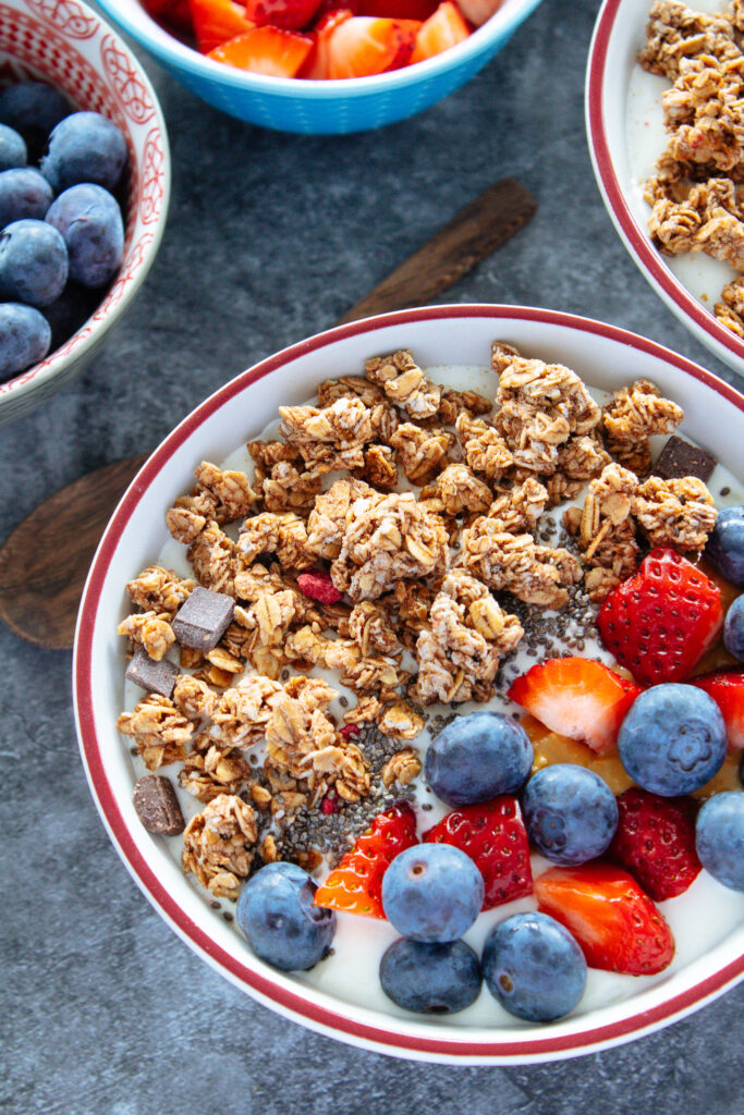 Breakfast Granola Yogurt Bowls - A LA INGA