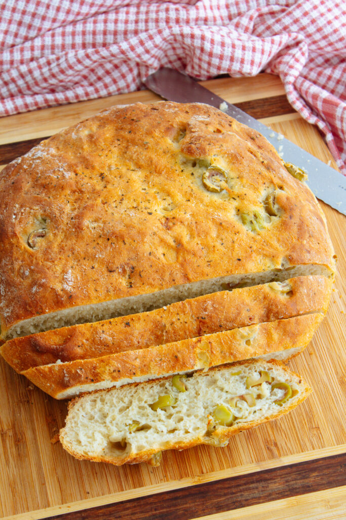 No Knead Garlic Olive Skillet Bread - A LA INGA